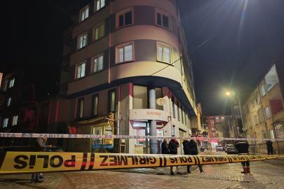 Afyonkarahisar'da 4 katlı bina boşaltıldı. Altındaki fırının duvarları çatladı