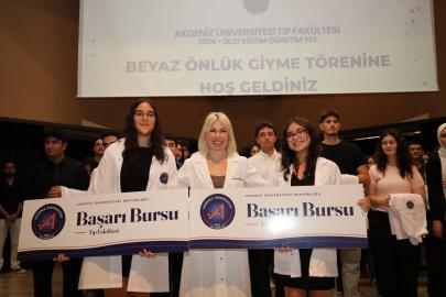 Akdeniz Üniversitesi'nden 330 hekim adayı beyaz önlüklerini giydi