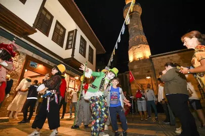 Antalya'da büyüleyici kortej Kaleiçi’nde karnaval havası estirdi