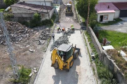Ardahan’da Mahalle yolları kilit parke taşlarıyla yenileniyor