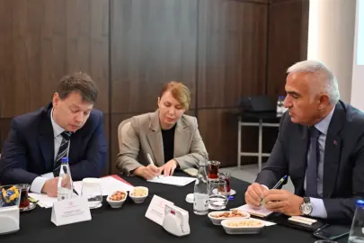 Bakan Ersoy'dan Türkiye-Rusya hava köprüsünü güçlendirme hamlesi