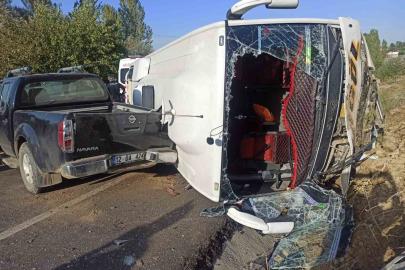 Bingöl’de midibüs ile pikap çarpıştı: 1’i ağır 12 yaralı