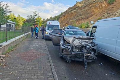 Bingöl’de otomobil ile minibüs çarpıştı: 3 yaralı