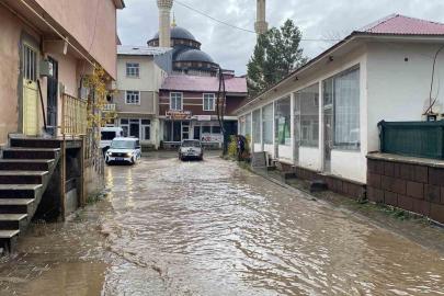 Bingöl’de yağış sonrası Karlıova sokakları göle döndü