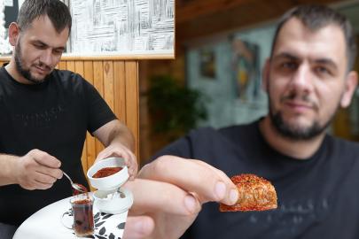 Bir kez tattı, 10 yıldır vazgeçemiyor. Tatlıya, çaya hatta suya bile pul biber atıyor