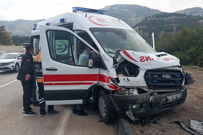 Biri ambulans 4 araç zincirleme kazaya karıştı: 6 yaralı