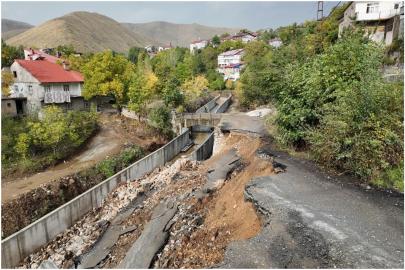 Bitlis’te yoğun yağış sonrası mahalle yolu çöktü