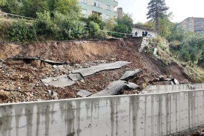 Bitlis’te yol yağışlara dayanamadı
