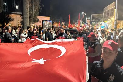 Bodrum’da Cumhuriyet coşkusu, binlerce kişi fener alayında yürüdü