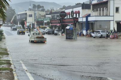 Bodrum'da sağanak; cadde ve sokaklar göle döndü, araçlar yolda kaldı (2)