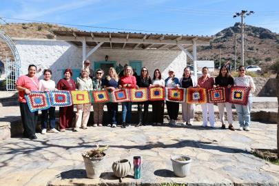 Bodrumlu kadınlar, sokak için 1400 motiften 53 metrelik gölgelik ördü