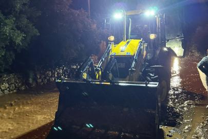 Büyükşehir ekiplerinin yağmur mesaisi gece boyu sürdü