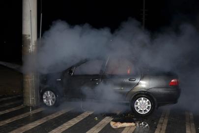 Çarpışan otomobillerden biri alev aldı: 2 yaralı