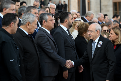 Cenaze töreninde dikkat çeken anlar. Kemal Kılıçdaroğlu ile Özgür Özel tokalaştı