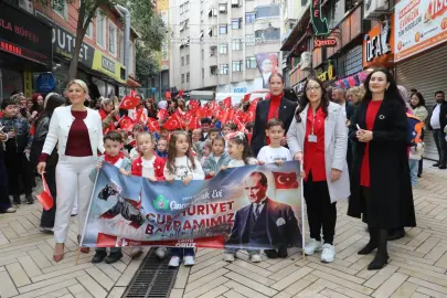 Çınarlı minikler Cumhuriyet coşkusunu kortej ve koro ile yaşadı