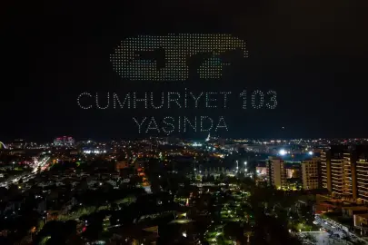 Cumhuriyet coşkusu gökyüzünü aydınlattı