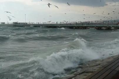 Denizlerde hava nasıl olacak? Fırtına ve sağanak yağış uyarısı