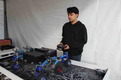 Depremi yaşayan lise öğrencisi arama kurtarma robotu geliştirdi