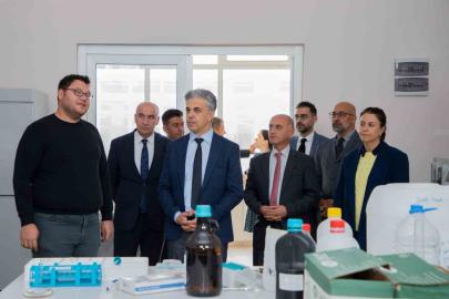 EBYÜ Rektörü Kuyrukluyıldız laboratuvarda incelemelerde bulundu