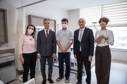 EBYÜ Rektörü Kuyrukluyıldız’dan tedavi gören öğrencilere ziyaret