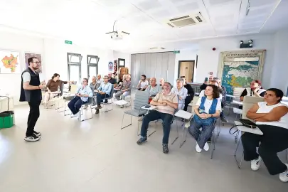 Efes Selçuk'ta zeytin üreticilerine budama eğitimi