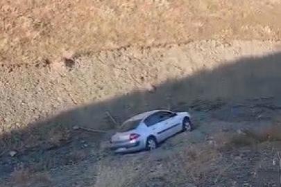 El freni çekilmeyen araç dere yatağına yuvarlandı