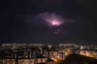 Elazığ’da bulutların arasında şimşek gösterisi