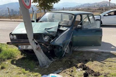 Elazığ’da otomobil aydınlatma direğine çarptı: 2 yaralı