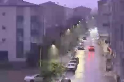 Elazığ’da şimşekler geceyi aydınlattı
