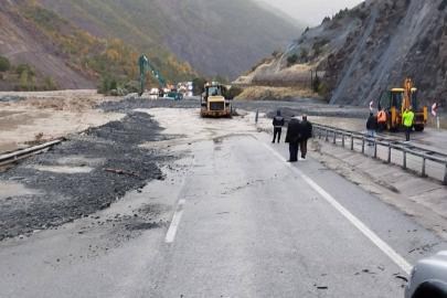Erzincan-Erzurum kara yolu heyelan nedeniyle ulaşıma kapandı