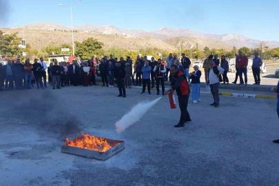 Erzincan İl Sağlık Müdürlüğü personeline yangın söndürme tatbikatı
