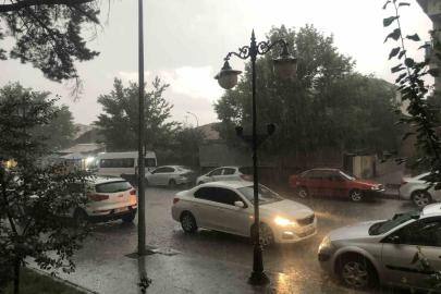 Erzincan’da fındık büyüklüğünde dolu yağdı