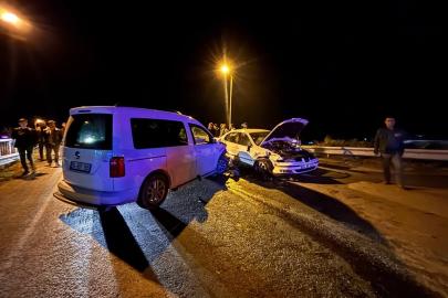 Erzincan’da hafif ticari araç ile otomobil çarpıştı: 2 yaralı