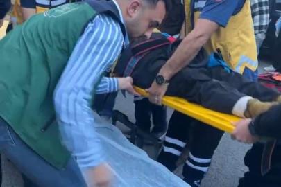 Erzincan’da motosiklet yayaya çarpma anı güvenlik kamerasına yansıdı: 2 ağır yaralı