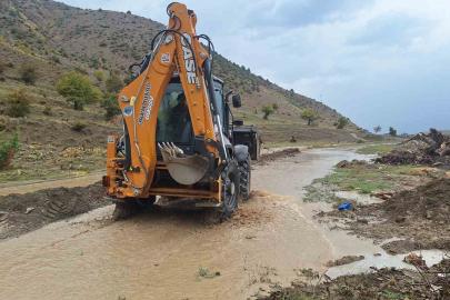 Erzincan’da sağanak sonrası sulama kanalları taştı