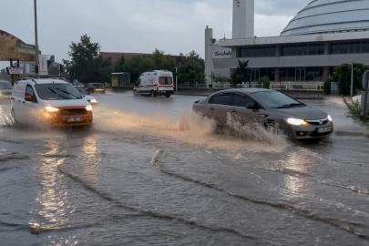 Erzincan’da yağmur etkili oldu, geceyi şimşekler aydınlattı