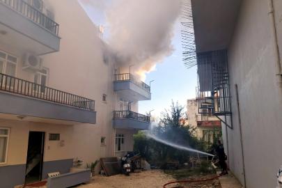 Evde çıkan yangında mahsur kalan kediyi balkona tırmanıp kurtardı