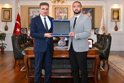 Genç Ahi’den Vali Baruş’a anlamlı takdim