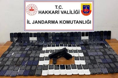 Hakkari’de 142 kaçak cep telefonu ele geçirildi