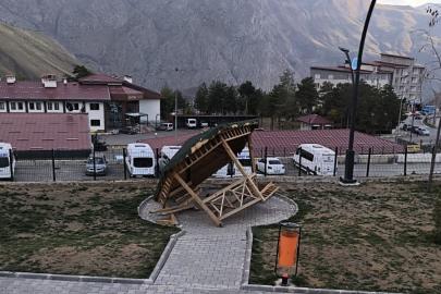 Hakkari’de yeni yapılan kamelyaya zarar verdiler