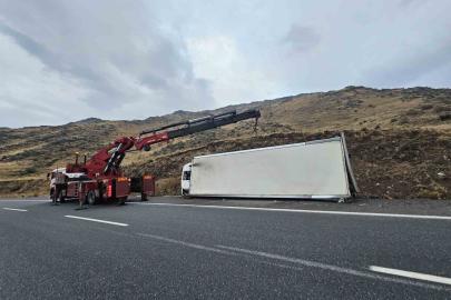 Iğdır-Doğubayazıt yolunda araç devrildi: Yol trafiğe kapandı