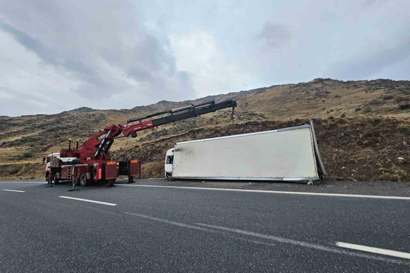 Iğdır-Doğubayazıt yolunda araç devrildi: Yol trafiğe kapandı