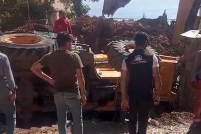 İş makinesi çalışma sırasında çukura düştü