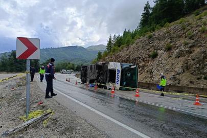 Isparta- Antalya kara yolunda yolcu otobüsü devrildi; 1 ölü, 8 yaralı (2)