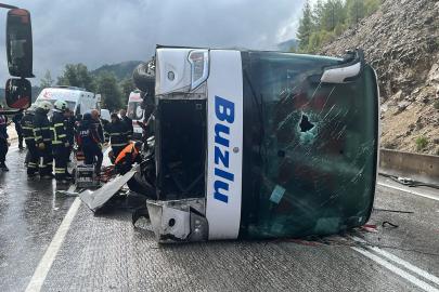 Isparta- Antalya kara yolunda yolcu otobüsü devrildi