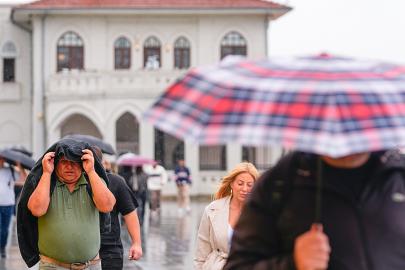 İstanbul'a yağmur ve fırtına geliyor. Sel ve su baskını uyarısı yapıldı