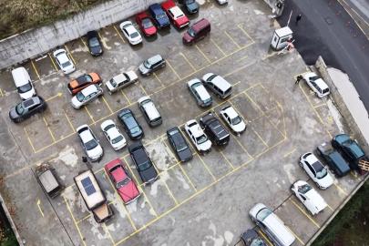 İstanbul'da selin sürüklediği araçlar otoparka çekildi