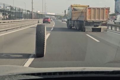 İstanbul'da trafikte ilginç anlar. Kamyonun iki lastiği peş peşe yerinden çıktı