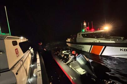 İzmir'de 30 düzensiz göçmen ve 3 göçmen kaçakçılığı şüphelisi yakalandı