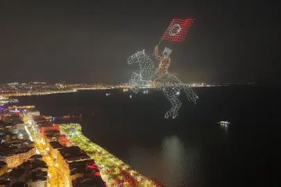 İzmir’de Cumhuriyet coşkusu gökyüzüne taştı